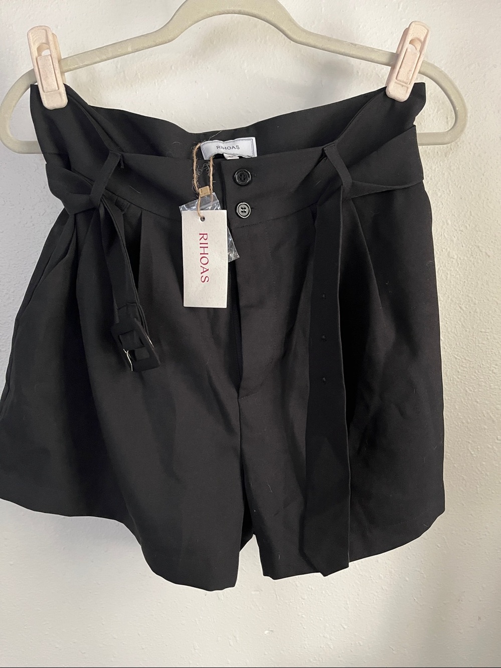 NWT Rihoas The Black High-waisted Pleated Belted Shorts Women’s Size Large